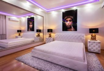 Premium Jacuzzi Apartment allows 18 year olds to book a room