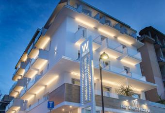 White Suite & Apartments has rooms with a private hot tub