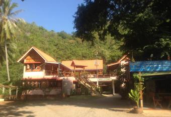 Yayee Homestay has Balcony rooms