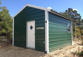 Lupine Cabin, Glamour Camping, Stunning Skies and Sunrise Views has Balcony rooms