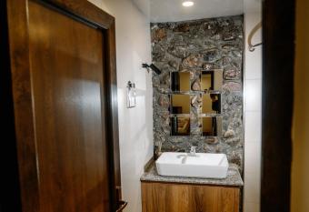 HOSTEL RE allows 18 year olds to book a room