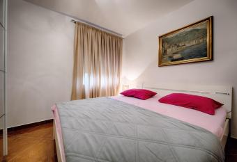 Apartments Nikola Vidovi   has Smoking/Balcony rooms