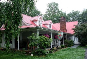 Blue Ridge Manor Bed and Breakfast has Balcony rooms