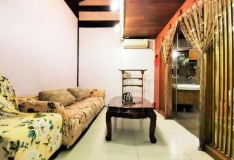 Shaoxing Laotaimen Luxun Native Place Youth Hostel has Balcony rooms