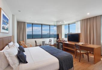 Windsor Excelsior Copacabana has rooms with a private hot tub