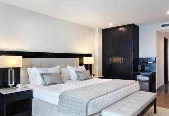 Miramar By Windsor Copacabana has rooms with a private hot tub