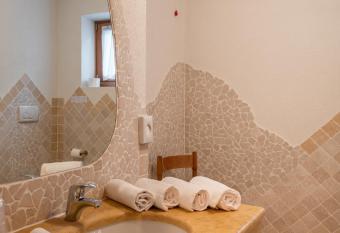 Hotel Europa has rooms with a private hot tub