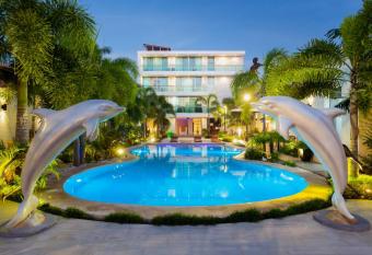 Hotel & Suites Country allows 18 year olds to book a room