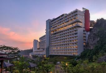 Le Eminence Puncak Hotel Convention & Resort has Balcony rooms