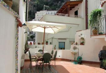 Flora has Balcony rooms