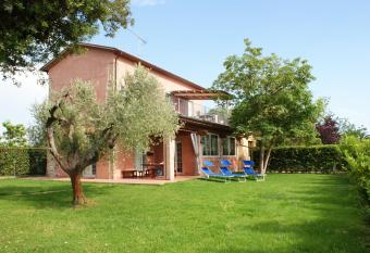 Podere Campi al Mare has rooms with a private hot tub