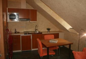 Logis Gourmet & Relax Hotel De La Sure has rooms with a private hot tub