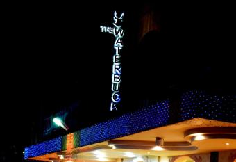 Hotel Waterbuck has rooms with a private hot tub