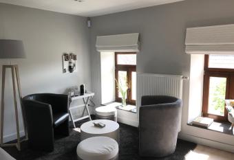 La maison en pierre allows 18 year olds to book a room