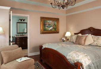 The Inn & Tavern at Meander has Balcony rooms