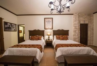 La Casona Minera has rooms with a private hot tub