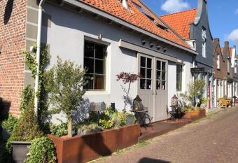 B&B with or without De Schuur allows 18 year olds to book a room