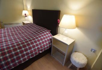 Arahova Pansion has rooms with a private hot tub