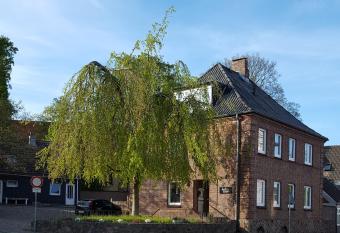 bed & kitchen allows 18 year olds to book a room