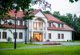 Rezydencja Dw  r Polski has rooms with a private hot tub