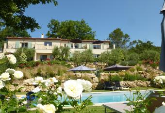 Le Vallon des Oliviers has Balcony rooms