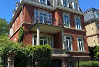 Le Relais de l Orangerie allows 18 year olds to book a room