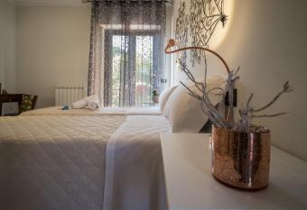 Geo House has Balcony rooms