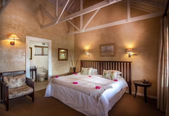 Leeuwenbosch Shearers Lodge - Amakhala Game Reserve allows 18 year olds to book a room