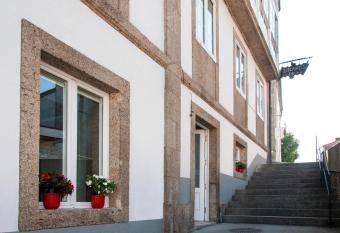 Albergue Linares allows 18 year olds to book a room