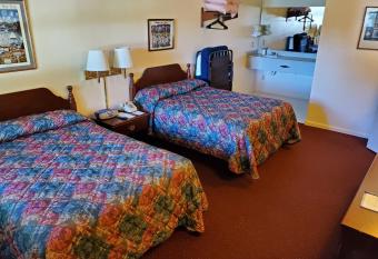 Lake View Motel has Balcony rooms