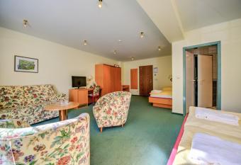 Hotel du Commerce - Restaurant La Table de Clervaux has rooms with a private hot tub