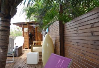 Les Flibustiers has Balcony rooms