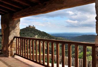 Requesens has Balcony rooms