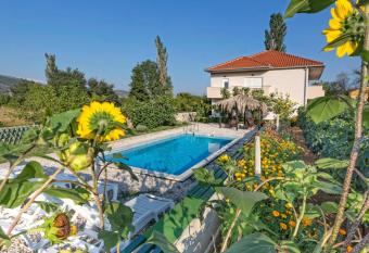 Holiday house Suzana has Smoking/Balcony rooms