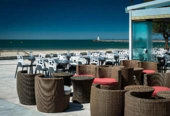 H  tel Restaurant le Voilis allows 18 year olds to book a room