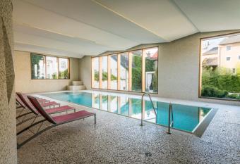 Logis Saint-Nicolas & Spa has rooms with a private hot tub