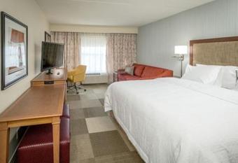 Hampton Inn & Suites Minneapolis University Area allows 18 year olds to book a room