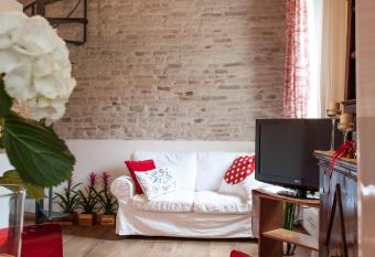 Borgo dei Salinari Apartments allows 18 year olds to book a room