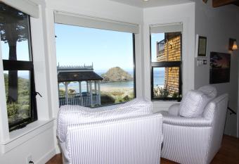 Elk Cove Inn & Spa has rooms with a private hot tub