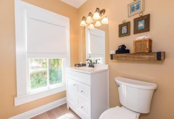 44 Spanish Street Inn (Adults only) has rooms with a private hot tub