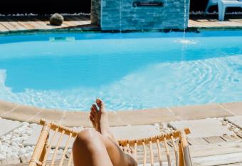 Le Vacoa allows 18 year olds to book a room