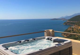 Blue Horizon Suites has rooms with a private hot tub