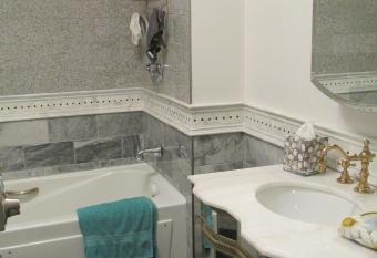 1895 Washington Hotel has rooms with a private hot tub