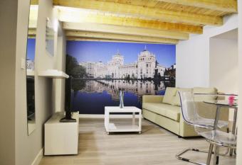 Leopoldo Cano Center has Balcony rooms