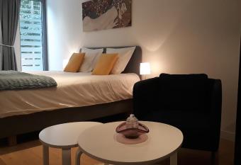 Table et chambre particuli  re allows 18 year olds to book a room