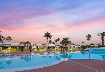 Maspalomas Lago Canary Sunset allows 18 year olds to book a room