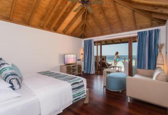 Vilamendhoo Island Resort & Spa has rooms with a private hot tub