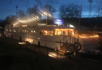 Selmas Hytt och Salong allows 18 year olds to book a room