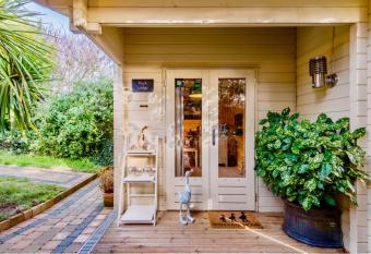 Duck Lodge B&B with Hot Tub allows 18 year olds to book a room