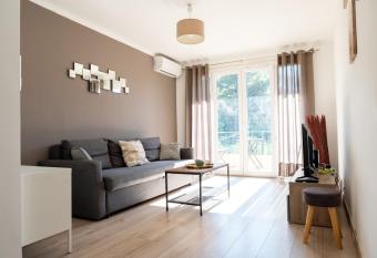 R  sidence La Source allows 18 year olds to book a room